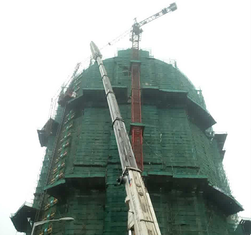 咸丰吊车在工地上作业